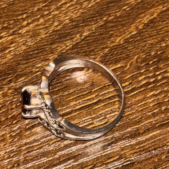 Elegant Silver Ring with Red Gemstone - Picture 5 of 6